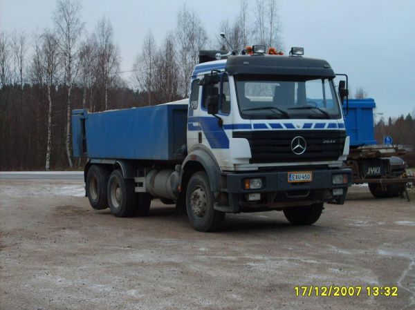 Kosken Levytyön MB 2544 
Kosken Levytyö Oy:n MB 2544 sora-auto. 
Avainsanat: Levytyö MB 2544