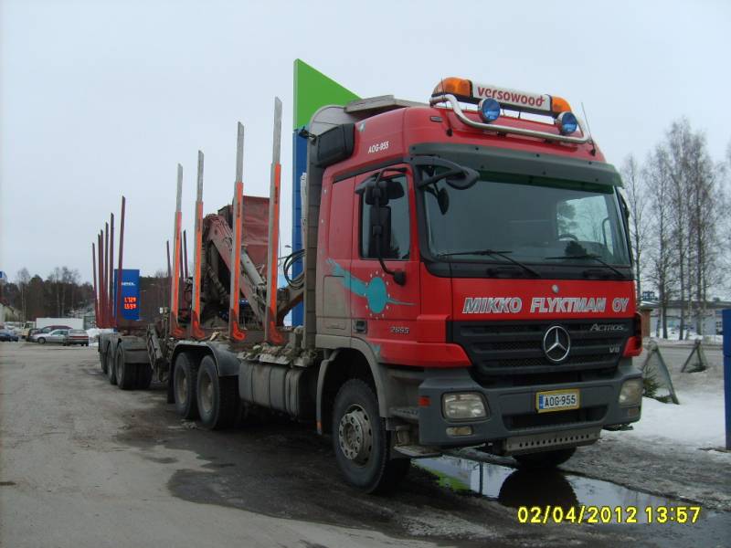 M Flyktmanin MB 2655 Actros
M Flyktmanin MB 2655 Actros puutavarayhdistelmä.
Avainsanat: Flyktman MB 2655 Actros Versowood Neste