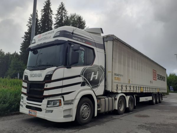 Hartzellin Scania R500
Schenkerin ajossa oleva Hartzell Oy:n Scania R500 puoliperävaunuyhdistelmä.
Avainsanat: Schenker Hartzell Scania R500 ABC Hirvaskangas