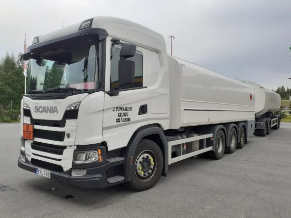 J Tupamäen Scania 560G
J Tupamäki Oy:n Scania 560G säiliöyhdistelmä.
Avainsanat: Tupamäki Scania 560G ABC Hirvaskangas Sini