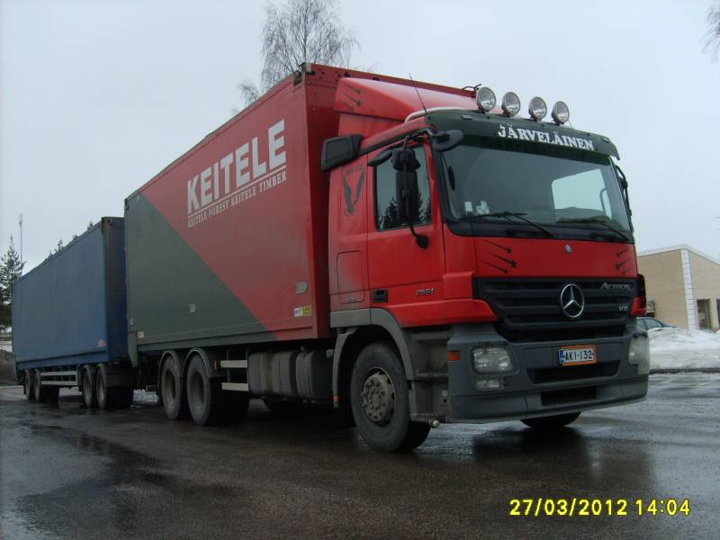 Kuljetusliike Järveläisen MB MB 2551 Actros
Kuljetusliike Järveläinen Oy:n MB 2551 Actros hakeyhdistelmä.

Kiitos rekan kuljettajalle mukavasta juttutuokiosta.
Avainsanat: Järveläinen MB 2551 Actros Shell Hirvaskangas Keitele-Forest