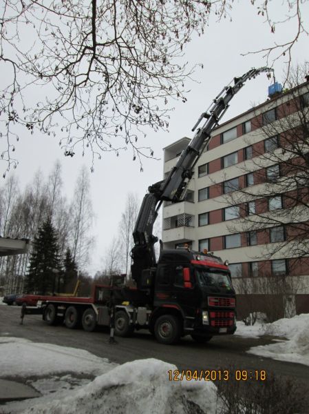 Nosto ja Kuljetus Jauhiaisen Terberg nostohommissa 12.4.2013
Nosto ja Kuljetus Jauhiainen Ky:n nosturilla varustettu Terberg nostamassa kattohuoparullia kerrostalon katolle Suolahdessa 12.4.2013.
Avainsanat: Jauhiainen Terberg