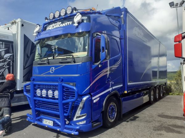 K Ala-Kantin Volvo FH
K Ala-Kantti Ky:n Volvo FH hakeauto.
Avainsanat: Ala-Kantti Volvo FH Himos24