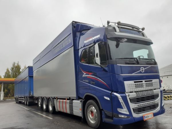 Kuljetusliike Vesisenahon Volvo FH500
Kannuksen Kuljetus Oy:n ajossa oleva Kuljetusliike Vesisenaho Oy:n Volvo FH500 täysperävaunuyhdistelmä.
Avainsanat: Kannuksen Kuljetus Vesisenaho Volvo FH500 Shell Hirvaskangas