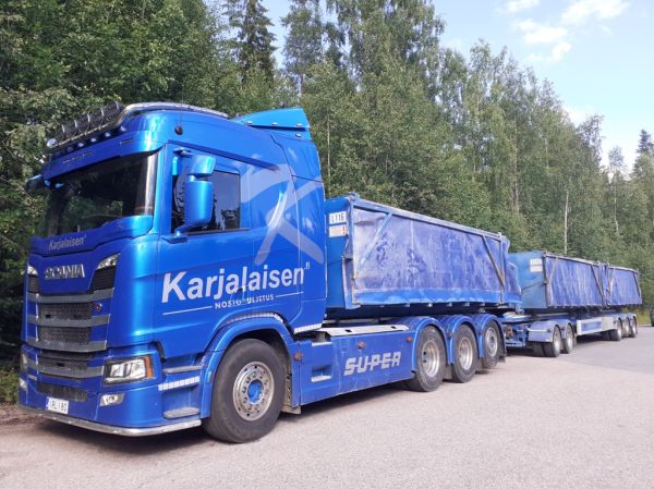 Karjalaisen Nostokuljetuksen Scania 560R
Karjalaisen Nostokuljetuksen Scania 560R vaihtolavayhdistelmä.
Avainsanat: Karjalainen Scania 560R