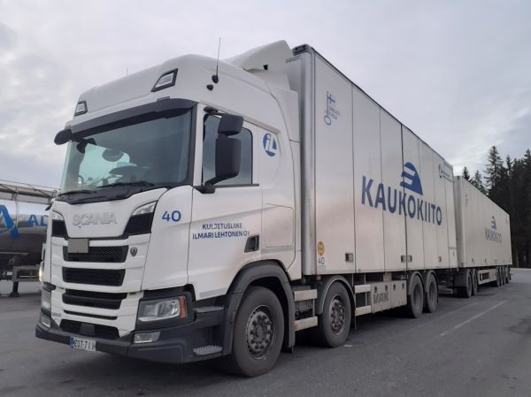 Kuljetusliike I Lehtosen Scania 560R
Kaukokiidon ajossa oleva Kuljetusliike I Lehtonen Oy:n Scania 560R täysperävaunuyhdistelmä.
Avainsanat: Lehtonen Kaukokiito Scania 560RABC Hirvaskangas 40