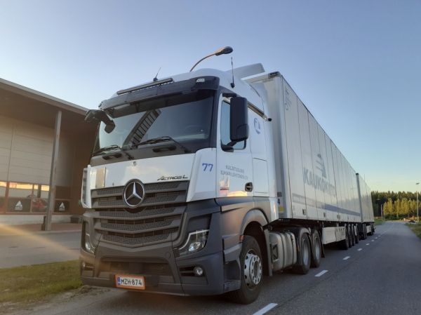 Kuljetusliike I Lehtosen MB 2653 Actros L
Kaukokiidon ajossa oleva Kuljetusliike I Lehtonen Oy:n MB 2653 Actros L hct-yhdistelmä.
Avainsanat: Kaukokiito Lehtonen MB 2653 ActrosL Hirvaskangas 77 Hct