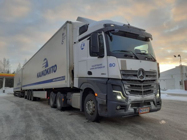 Kuljetusliike I Lehtosen MB 2653 Actros L
Kaukokiidon ajossa oleva Kuljetusliike I Lehtonen Oy:n MB 2653 Actros L hct-yhdistelmä.
Avainsanat: Kaukokiito Lehtonen MB 2653 ActrosL Shell Hirvaskangas 80 Hct