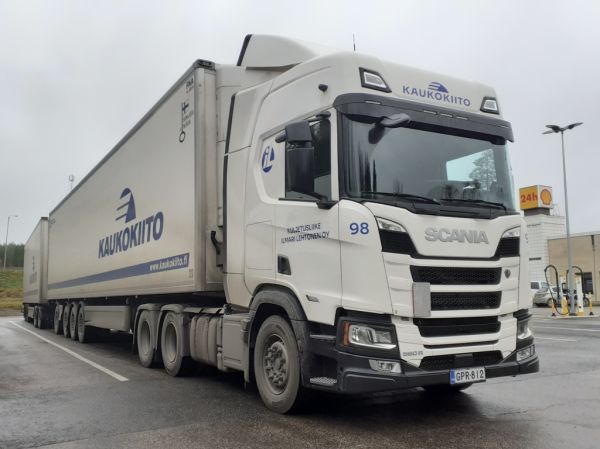 Kuljetusliike I Lehtosen Scania 560R
Kaukokiidon ajossa oleva Kuljetusliike I Lehtonen Oy:n Scania 560R hct-yhdistelmä.
Avainsanat: Kaukokiito Lehtonen Scania 560R Shell Hirvaskangas 98 Hct