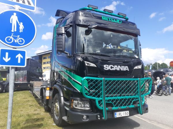 Keski-Suomen Metsä kympin Scania 560R
Keski-Suomen Metsä kymppi Oy:n Scania 560R koneenkuljetusauto.

Avainsanat: Keski-Suomen Metsä kymppi Scania 560R Viitasaari24