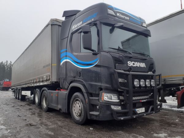 Kiurun Kuriirin Scania R500
Kiurun Kuriirin Scania R500 puoliperävaunuyhdistelmä.
Avainsanat: Kiurun Kuriiri Scania R500 ABC Hirvaskangas