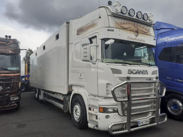 Kone ja Kuljetus Hyvösen Scania
Kone ja Kuljetus Hyvönen Oy:n Scania eläintenkuljetusauto.
Avainsanat: Hyvönen Scania Eläinkuljetus Himos24