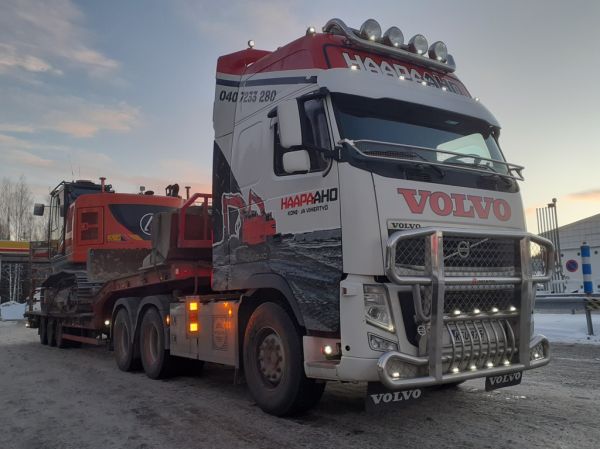 Kone ja Vihertyö Haapa-Ahon Volvo FH540
Kone ja Vihertyö Haapa-Aho Oy:n Volvo FH540 lavettiyhdistelmä.
Avainsanat: Haapa-Aho Volvo FH540 Shell Hirvaskangas