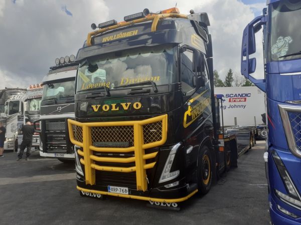 Koneurakointi Kylliäisen Volvo FH16
 Koneurakointi Kylliäinen Oy:n koneenkuljetusauto.
Avainsanat: Kylliäinen Volvo FH16 Himos24