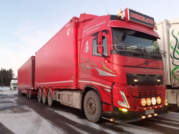 Konnekuljetuksen Volvo FH
Konnekuljetus Oy:n Volvo FH hakeyhdistelmä.
Avainsanat: Konnekuljetus Volvo FH ABC Hirvaskangas