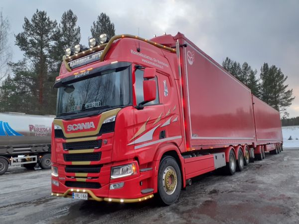 Konnekuljetuksen Scania 560R
Konnekuljetus Oy:n Scania 560R hakeyhdistelmä.
Avainsanat: Konnekuljetus Scania 560R Shell Hirvaskangas Team Soini