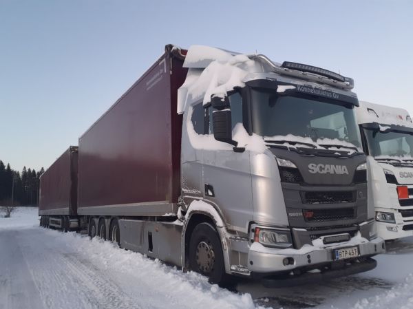 Konnekuljetuksen Scania 560R XT
Konnekuljetus Oy:n Scania 560R XT hakeyhdistelmä.
Avainsanat: Konnekuljetus Scania 560RXT ABC Hirvaskangas