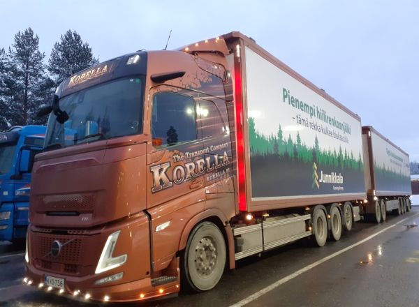 Korellan Volvo FH
Korella Oy:n Volvo FH hakeyhdistelmä.
Avainsanat: Korella Volvo FH Junnikkala Shell Hirvaskangas