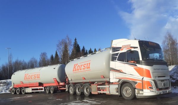 Korsun Volvo FH
Korsu Oy:n Volvo FH säiliöyhdistelmä.
Avainsanat: Korsu Volvo FH ABC Hirvaskangas Kaasuauto