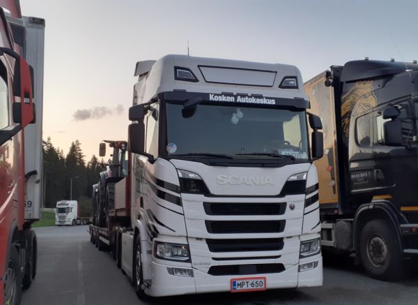 Kosken Autokeskuksen Scania R540
Kosken Autokeskus Oy:n Scania R540 puoliperävaunuyhdistelmä.
Avainsanat: Kosken Autokeskus Scania R540 ABC Hirvaskangas