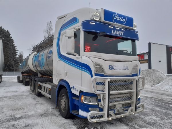 Kuljetus A Lahden Scania 560R
Valion ajossa oleva Kuljetus A Lahti Oy:n Scania 560R säiliöyhdistelmä.
Avainsanat: Valio Lahti Scania 560R Neste