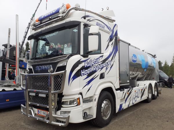 Kuljetus H Ryhäsen Scania R650
Valion ajossa oleva Kuljetus H Ryhänen Oy:n Scania R650 maitoauto.
Avainsanat: Valio Ryhänen Scania R650 Tahko24