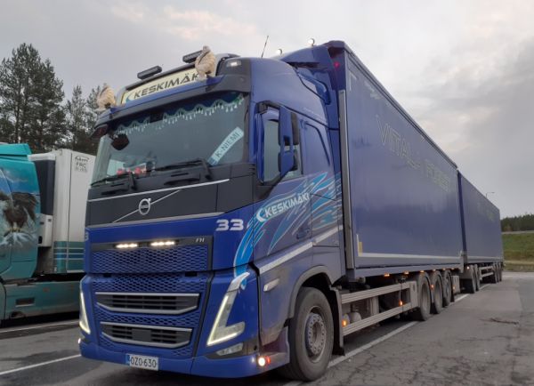 Kuljetus M Keskimäen Volvo FH540
Kuljetus M Keskimäki Oy:n Volvo FH540 täysperävaunuyhdistelmä.
Avainsanat: Keskimäki Volvo FH540 Viitala Forest Shell Hirvaskangas K-Niemi 33