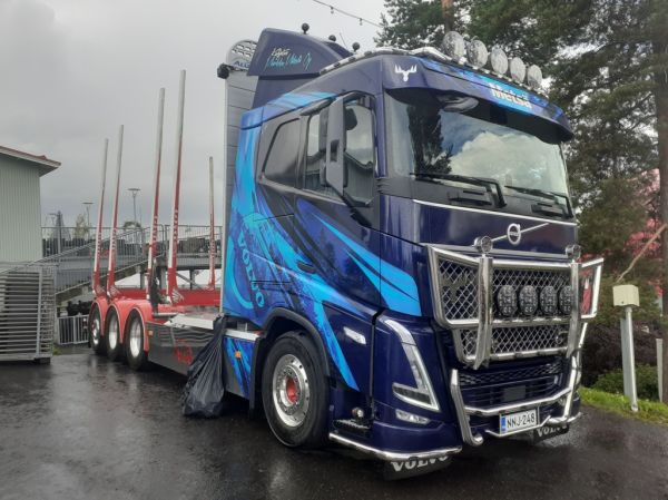 Kuljetus M Mäkelän Volvo FH16
Kuljetus M Mäkelä Oy:n Volvo FH16 puutavara-auto.
Avainsanat: Mäkelä Volvo FH16 Himos24