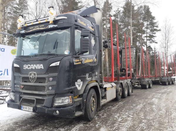 Kuljetus ja Maansiirto Niskasen Scania R770XT
Kuljetus ja Maansiirto Niskanen Oy:n Scania R770XT puutavarayhdistelmä.
Avainsanat: Niskanen Scania R770XT Neste