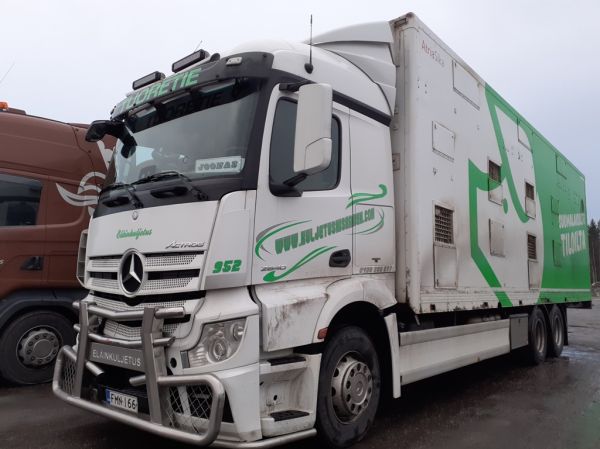 Kuljetus O Niskasen MB 2640 Actros
Kuljetus O Niskanen Oy:n MB 2640 Actros eläintenkuljetusauto.
Avainsanat: Niskanen MB 2640 Actros ABC Hirvaskangas Joonas Eläinkuljetus 952