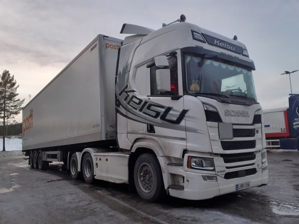 Kuljetus R Keisun Scania R580
Postin ajossa oleva Kuljetus R Keisun Scania R580 puoliperävaunuyhdistelmä.
Avainsanat: Keisu Scania R580 Posti Shell Hirvaskangas