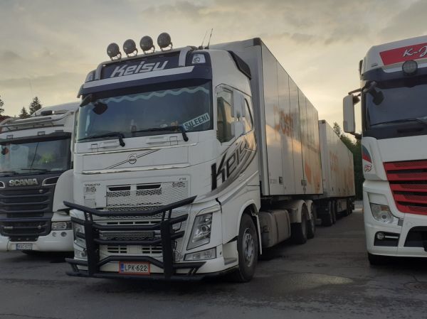 Kuljetus R Keisun Volvo FH
Postin ajossa oleva Kuljetus R Keisun Volvo FH täysperävaunuyhdistelmä.
Avainsanat: Posti Keisu Volvo FH ABC Hirvaskangas Sileeni