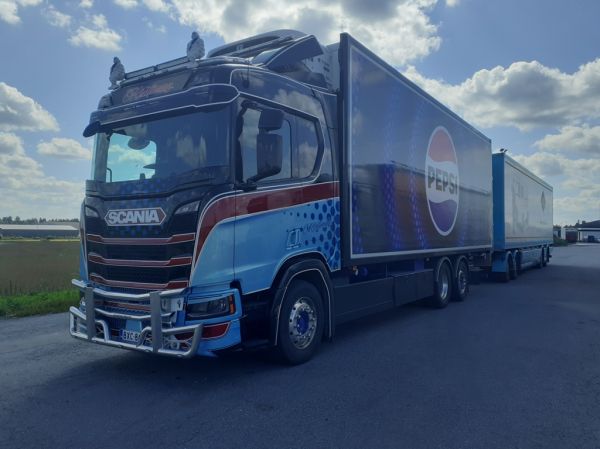 Kuljetus Ristimaan Scania
Kuljetus Ristimaa Oy:n Scania täysperävaunuyhdistelmä.
Avainsanat: Ristimaa Scania Pepsi Octopus Neste Jalastuuli