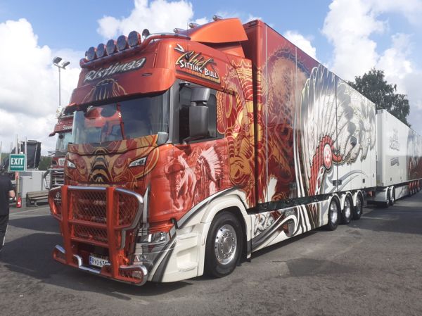 Kuljetus Ristimaan Scania R560
Kuljetus Ristimaa Oy:n Scania R560 "Sitting Bull" täysperävaunuyhdistelmä.
Avainsanat: Ristimaa Scania R560 Sitting Bull Chief Himos24