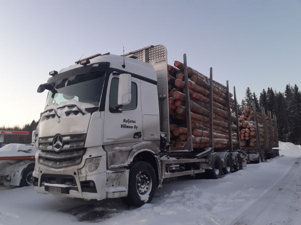 Kuljetus Villmanin MB 3553 Actros
Kuljetus Villman Oy:n MB 3553 Actros puutavarayhdistelmä.
Avainsanat: Villman MB 3553 Actros ABC Hirvaskangas