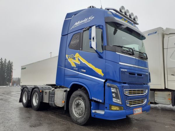 Kuljetus ja Koneurakointi M Mäkelän Volvo FH16
Kuljetus ja Koneurakointi M Mäkelä Ky:n Volvo FH16 rekkaveturi.
Avainsanat: M-Mäkelä Volvo FH16 ABC Hirvaskangas