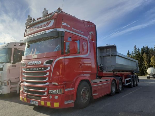 Kuljetusliike Forsellin Scania R580
Kuljetusliike Forsell Oy:n Scania R580 sorapuolikas.
Avainsanat: Forsell Scania R580 ABC Hirvaskangas Eetu