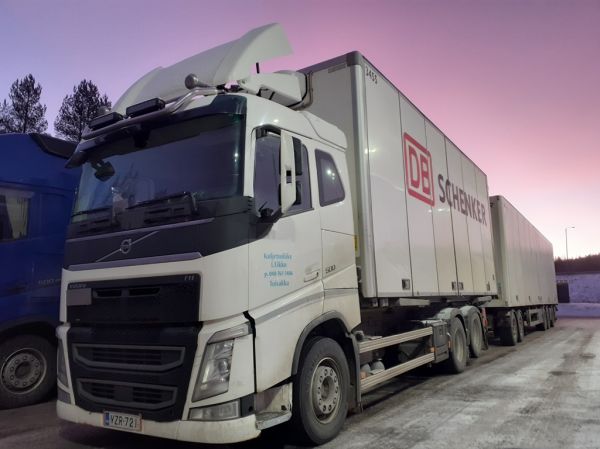 Kuljetusliike I Tikon Volvo FH500
Schenkerin ajossa oleva Kuljetusliike I Tikon Volvo FH500 täysperävaunuyhdistelmä.
Avainsanat: Tikko Schenker Volvo FH500 Shell Hirvaskangas