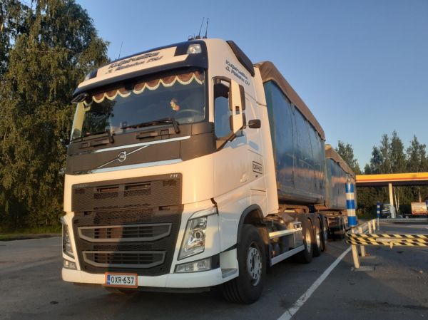 Kuljetusliike J Pääahon Volvo FH
Kuljetusliike J Pääaho Oy:n Volvo FH täysperävaunuyhdistelmä.
Avainsanat: Pääaho Volvo FH Shell Hirvaskangas