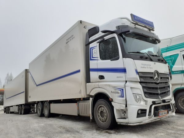 Kuljetusliike J Ylitorven MB 2653 Actros
Leino Logisticsin ajossa oleva Kuljetusliike J Ylitorven MB 2653 Actros täysperävaunuyhdistelmä.
Avainsanat: Leino Yli-Torvi MB 2653 Actros Shell Hirvaskangas