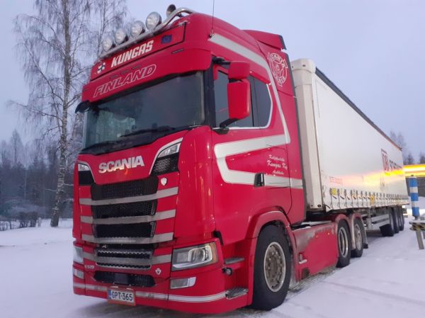 Kuljetusliike Kungaksen Scania S520
Kuljetusliike Kungas Ky:n Scania S520 puoliperävaunuyhdistelmä.
Avainsanat: Kungas Scania S520 Shell Hirvaskangas Schenker