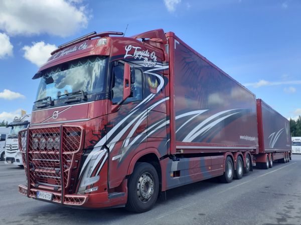 Kuljetusliike L Tynjälän Volvo FH
Kuljetusliike L Tynjälä Oy:n Volvo FH hakeyhdistelmä.
Avainsanat: Tynjälä Volvo FH ABC Hirvaskangas