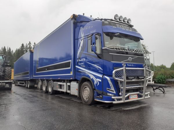 Kuljetusliike M Hanhelan Volvo FH500
Kuljetusliike M Hanhela Oy:n Volvo FH500 täysperävaunuyhdistelmä.
Avainsanat: Hanhela Volvo FH500 ABC Hirvaskangas