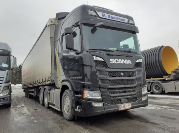 Kuljetusliike M Saarisen Scania 
Kuljetusliike M Saarinen Ky:n Scania puoliperävaunuyhdistelmä.
Avainsanat: Saarinen Scania ABC Hirvaskangas