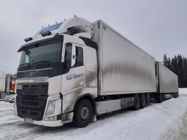 Kuljetusliike P Nissisen Volvo FH500
Kuljetusliike P Nissinen Ky:n Volvo FH500 täysperävaunuyhdistelmä.
Avainsanat: Nissinen Volvo FH500 ABC Hirvaskangas