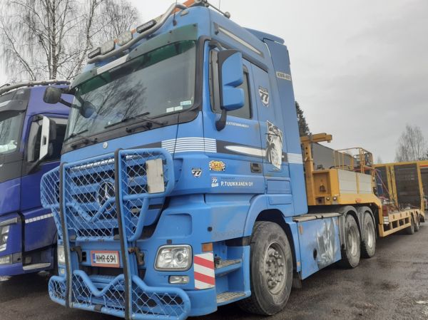 Kuljetus P Tuukkasen MB Actros
Kuljetus P Tuukkanen Oy:n MB Actros lavettiyhdistelmä.
Avainsanat: Tuukkanen MB Actros Shell Hirvaskangas