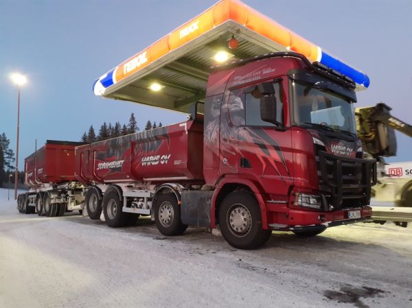 Kuljetusliike Variksen Scania R660XT
Kuljetusliike Varis Oy:n Scania R660XT sorayhdistelmä.
Avainsanat: Varis Scania R660XT ABC Hirvaskangas