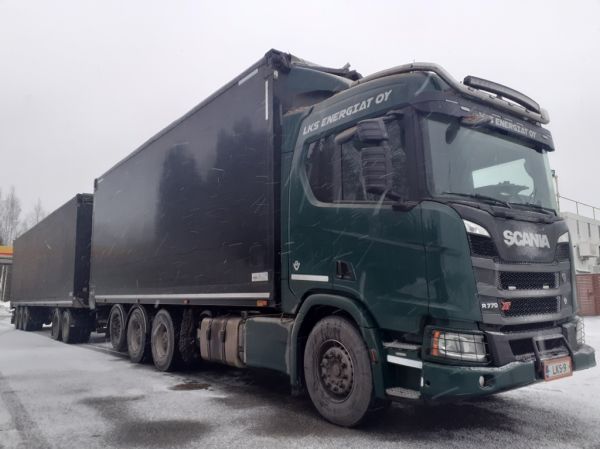 LKS Energiat Oy:n Scania R770 XT
LKS Energiat Oy:n Scania R770 XT hakeyhdistelmä.
Avainsanat: LKS-Energiat Scania R770XT Shell Hirvaskangas 9