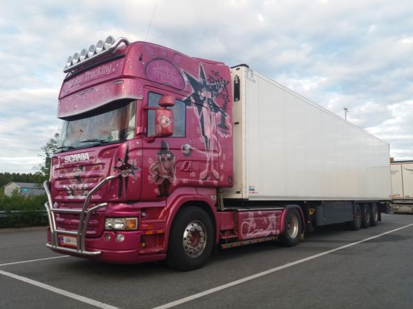 Laakso Truckingin Scania R500
Laakso Truckingin Scania R500 "Pink Panther" puoliperävaunuyhdistelmä.
Avainsanat: Laakso Trucking Scania R500 Pink Panther ABC Hirvaskangas