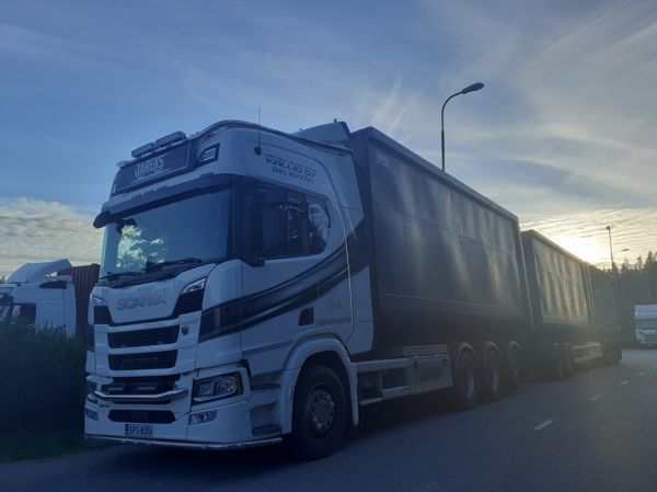 Lastaus ja Kuljetus Kallion Scania 560R
Lastaus ja Kuljetus Kallio Oy:n Scania 560R täysperävaunuyhdistelmä.
Avainsanat: Kallio Scania 560R ABC Hirvaskangas Härski Hartikainen